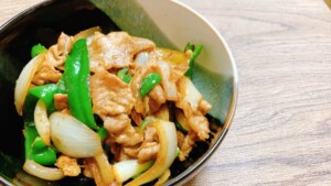 キューピー3分クッキングのレシピ・豚バラと新玉の甘みそ炒め