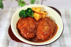 DAIGOも台所のレシピ・レンジでやわらか煮込みハンバーグ