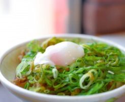 どさんこワイド179のレシピ・ニラかま半熟たまご丼