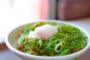 どさんこワイド179のレシピ・ニラかま半熟たまご丼
