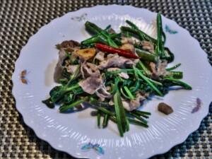 DayDay(デイデイ)のレシピ・長ねぎの頭と鶏皮のピリピリ炒め