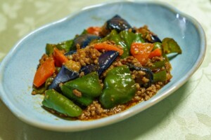 キューピー3分クッキングのレシピ・ピーマンのひき肉炒めのっけ