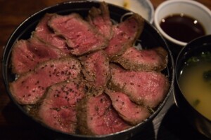ZIPのレシピ・豪華オリーブ牛丼 笹ずし風