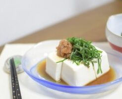 DayDay(デイデイ)のレシピ・梅干しの種しょうゆで食べる冷やっこ