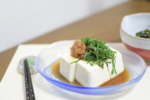 DayDay(デイデイ)のレシピ・梅干しの種しょうゆで食べる冷やっこ