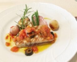 きょうの料理ビギナーズのレシピ・まぐろのソテー生トマトソースがけ