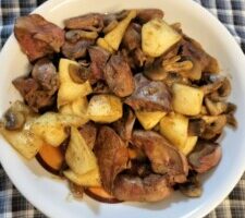 DAIGOも台所のレシピ・鶏肝ときのこのスタミナソテー