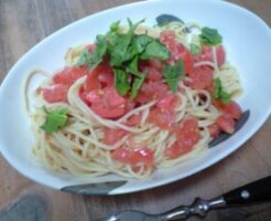 きょうの料理ビギナーズのレシピ・スモークサーモンとトマトの冷製パスタ