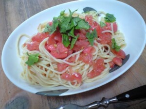 きょうの料理ビギナーズのレシピ・スモークサーモンとトマトの冷製パスタ