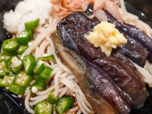 なないろ日和のレシピ・鶏むね肉と夏野菜のネバネバぶっかけ蕎麦