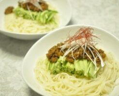 DAIGOも台所のレシピ・めかぶとナメコのジャージャン麺