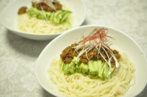 DAIGOも台所のレシピ・めかぶとナメコのジャージャン麺