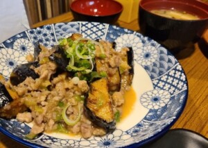 昼めし旅のレシピ・秋ナスのしぎ焼き 肉味噌のせ