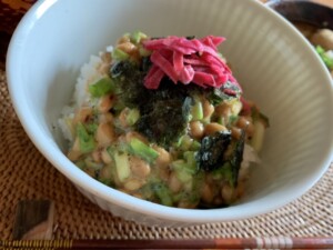 どさんこワイド179のレシピ・ナスとキュウリの納豆丼