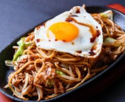 ZIPのレシピ・肉盛り目玉焼きそば