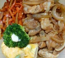 DayDay(デイデイ)のレシピ・プラ容器でつくる生姜焼き弁当(冷凍可)