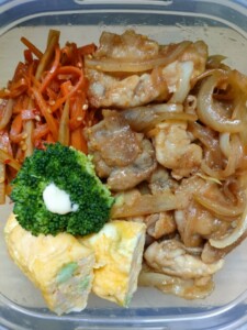 DayDay(デイデイ)のレシピ・プラ容器でつくる生姜焼き弁当(冷凍可)