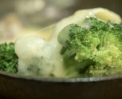 キューピー3分クッキングのレシピ・ブロッコリーとチキンボールのチーズ蒸し