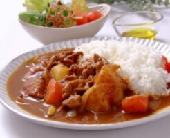 ぺこもぐキッチンのレシピ・根菜と豚肉の和風カレー 揚げ餅添え