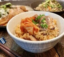 ヒルナンデスのレシピ・キムチとサバのもち麦炊き込みご飯