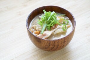 DAIGOも台所のレシピ・豚肉と焼き豆腐の粕汁