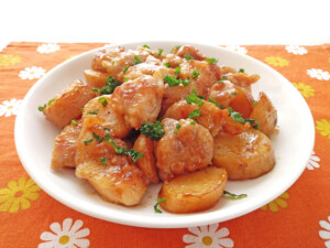 キューピー3分クッキングのレシピ・里芋と鶏肉のガリバタ炒め