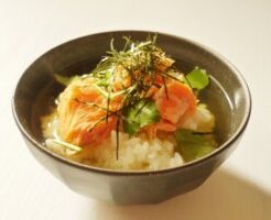 ミキティダイニングのレシピ・サーモンのピリ辛茶漬け