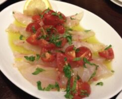 ぺこもぐキッチンのレシピ・鯛のカルパッチョ トマトとハチミツのラビゴット風