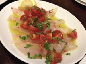 ぺこもぐキッチンのレシピ・鯛のカルパッチョ トマトとハチミツのラビゴット風