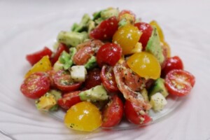 ザ共通テンのレシピ・アボカドとミニトマトのサラダ