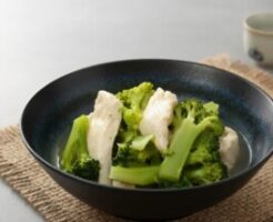 ぺこもぐキッチンのレシピ・ブロッコリーと鶏むね肉のやわらか煮