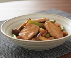 キューピー3分クッキングのレシピ・豚ロースとねぎの黒酢照り焼き