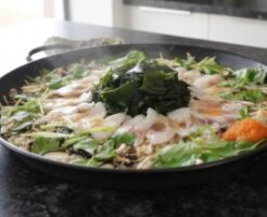 ZIPのレシピ・香るわかめバターご飯 de パエリア