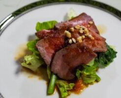 DAIGOも台所のレシピ・牛もも肉のステーキ サラダ仕立て