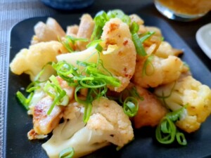 キューピー3分クッキングのレシピ・カリフラワーとソーセージのレモンマスタード炒め