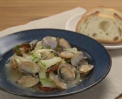 DAIGOも台所のレシピ・あさりとセロリの白ワイン蒸し