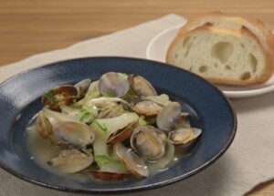 DAIGOも台所のレシピ・あさりとセロリの白ワイン蒸し