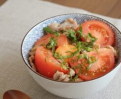 ひるおびのレシピ・とろーり卵の豚トマ大葉丼
