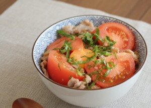 ひるおびのレシピ・とろーり卵の豚トマ大葉丼