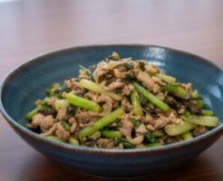 昼めし旅のレシピ・長ネギと小松菜のエスニック炒め