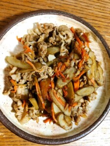 キューピー3分クッキングのレシピ・春の根菜と豚こまの梅ごま炒め
