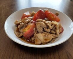 ZIPのレシピ・豚こまとトマトのみそバター炒め