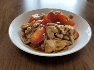 ZIPのレシピ・豚こまとトマトのみそバター炒め