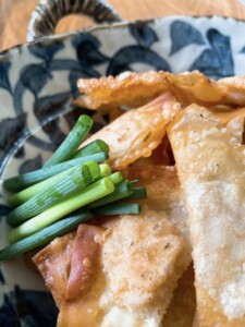 ぺこもぐキッチンのレシピ・鶏肉と大葉の揚げワンタン