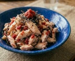 DayDay(デイデイ)のレシピ・ささみと梅干しの塩こんぶ和え