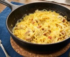 ぺこもぐキッチンのレシピ・チキンのカレーワンパンカルボナーラ