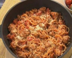 ぺこもぐキッチンのレシピ・バジルとミートボールのトマトワンパンパスタ