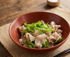 タイパ対タイムレスのレシピ・ピーマンと豚バラの塩あんかけ丼