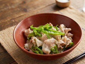 タイパ対タイムレスのレシピ・ピーマンと豚バラの塩あんかけ丼