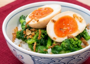 食卓のひみつのレシピ・味付け卵と菜花の丼